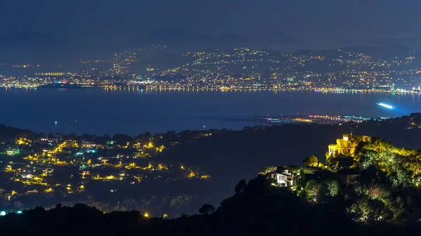 Nocny Widok Lotnisko Nicei Wybrzeże Morza Śródziemnego Średniowieczne Domy Oświetleniem — Zdjęcie stockowe