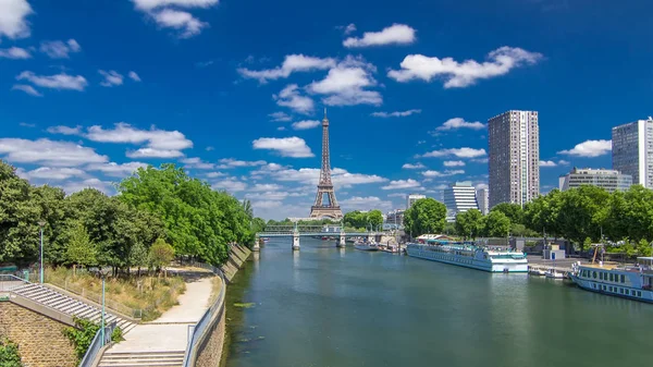 フランス パリのグルネル橋から川セーヌ タイムラプス Hyperlapse でエッフェル塔の美しい景色 日当たりの良い夏の日に川で船と白鳥の島 — ストック写真