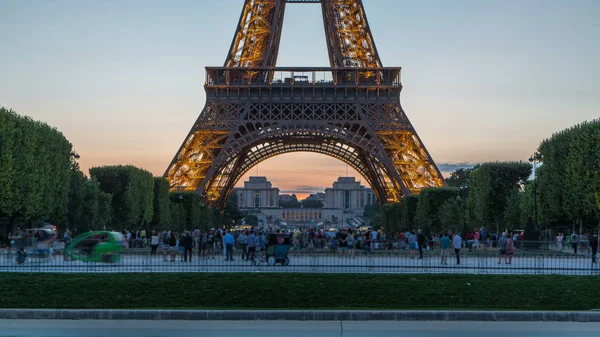 Eiffelturm Tag Nacht Übergangszeit Und Menschen Die Abends Auf Dem — Stockfoto