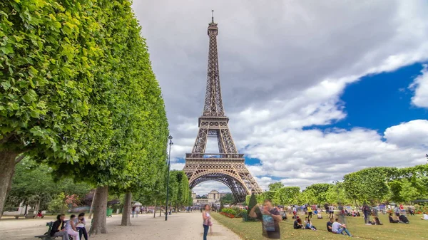 在一个阳光明媚的夏日 火星广场和埃菲尔铁塔的时间都在流逝 法国巴黎 绿树成荫 天空阴云密布 人们四处走走 — 图库照片