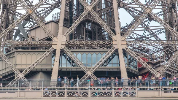 Вигляд Першої Секції Ейфелевої Вежі Туристами Часописі Оглядової Палуби Парижі — стокове фото