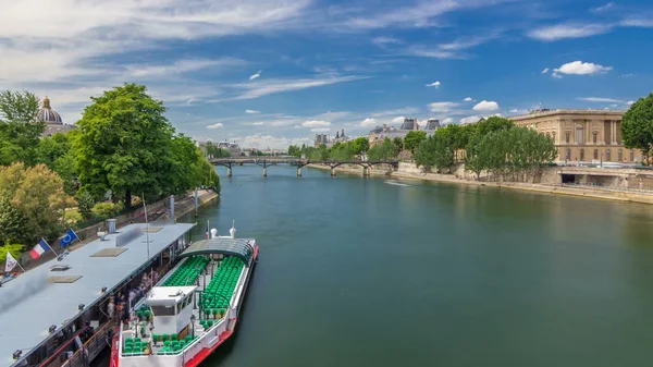 ザールの下を観光船が通過し セーヌ川のボートステーションで停車します パリはヨーロッパでトップの観光地です 夏の日の青空 — ストック写真