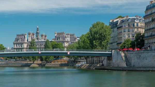 ルイ橋タイムラプス フランスのパリでセーヌ川の つの島では ノートルダム大聖堂との距離 が呼び出されます フランス 背景に市庁舎 — ストック写真