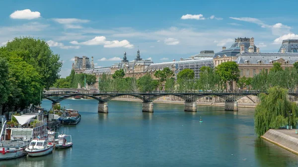 観光船は Pont Des Arts パリでセーヌ川のタイムラプス ボート駅下渡します 背景にルーブル美術館 パリはヨーロッパでトップの観光地です 夏の日の青 Cloury — ストック写真