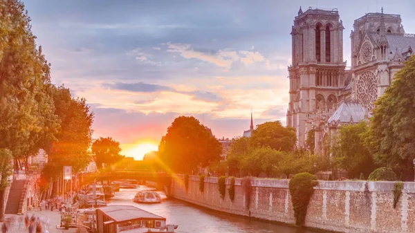 フランス パリのノートルダム大聖堂パリ タイムラプスの夕景 大司教の橋からの眺め ボート駅と堤防 アーキテクチャと劇的な空夏の日にパリのランドマーク — ストック写真