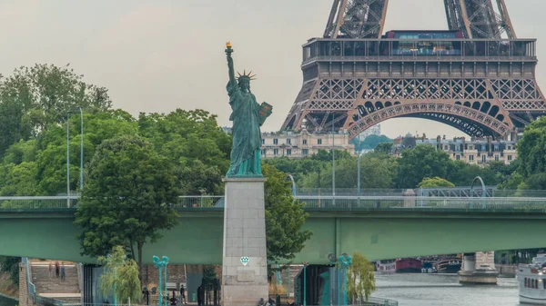 Statua Wolności Wieża Eiffla Timelapse Widok Mostu Mirabeau Przed Zachodem — Zdjęcie stockowe