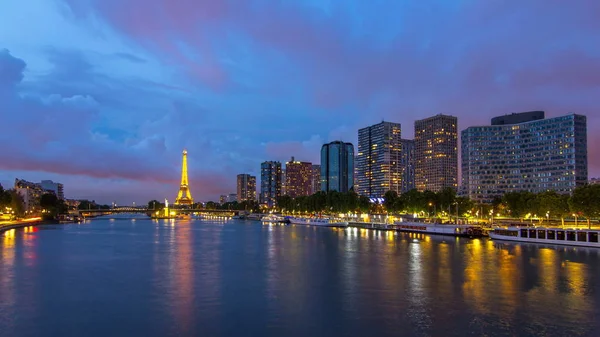 Estatua Libertad Torre Eiffel Transición Día Noche Timelapse Refleja Agua —  Fotos de Stock