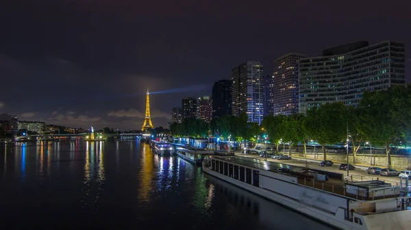 Estatua Libertad Torre Eiffel Noche Timelapse Hiperlapso Reflejado Agua Con —  Fotos de Stock