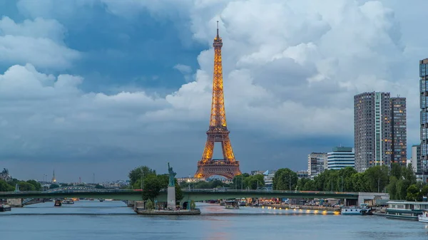 Estatua Libertad Torre Eiffel Transición Día Noche Timelapse Refleja Agua — Foto de Stock