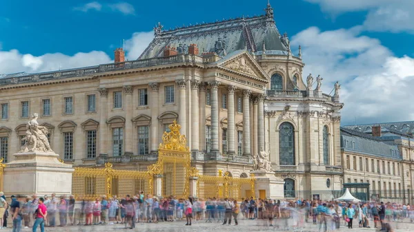 ベルサイユ宮殿の観光客に頭玄関タイムラプス ヴェルサイユ フランス 長蛇の列に滞在して人々 夏の日の青空曇り — ストック写真
