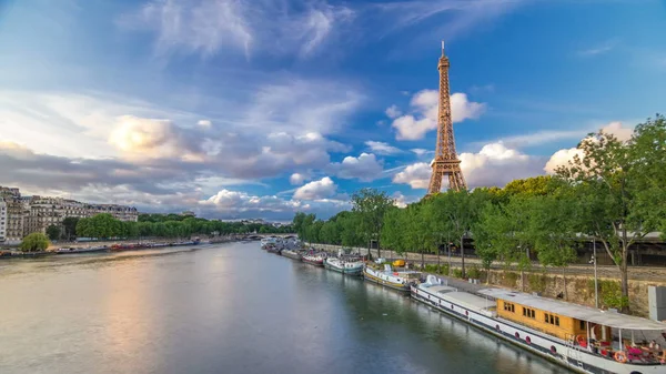 夕方のボートとエッフェル塔は フランスのパリを過経過します 夕日の前にBir Hakeim橋からの眺め 夏の日の青空 — ストック写真