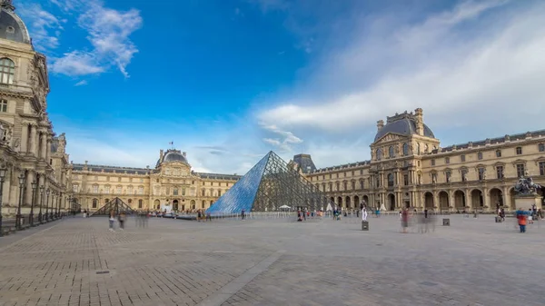 Большая Стеклянная Пирамида Главный Двор Музея Лувра Перед Закатом Туристы — стоковое фото