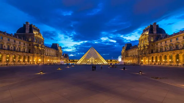 Pirámide Del Museo Del Louvre Después Puesta Del Sol Día —  Fotos de Stock