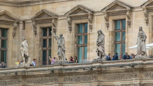 Fachada Edificio Con Estatuas Masculinas Las Inmediaciones Del Timelapse Del —  Fotos de Stock