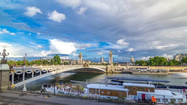 Most Aleksandryjski Iii Rozciągający Się Rzece Seine Timelapse Hyperlapse Ozdobione — Zdjęcie stockowe