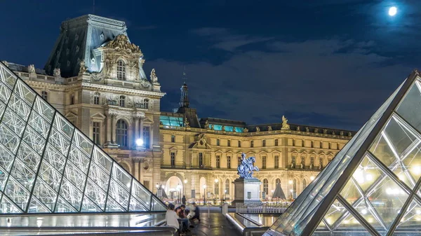 View Famous Louvre Museum Louvre Pyramid Illuminated Night Timelapse Hyperlapse — Stock Photo, Image