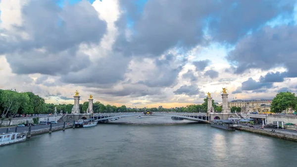 アレクサンドル3世の橋はセーヌ川に架かっている 華やかなアールヌーボーのランプや彫刻で飾られています インヴァリッド橋からの眺め パリだ フランスだ 日没前の青空 — ストック写真