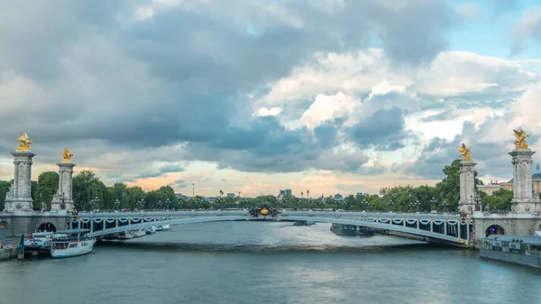 Ponte Alexandre Iii Abrangendo Rio Sena Timelapse Decorado Com Lâmpadas — Fotografia de Stock