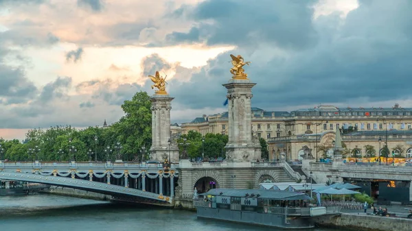アレクサンドル3世の橋がセーヌ川に架かる 華やかなアールヌーボーのランプや彫刻で飾られています インヴァリッド橋からの眺め パリだ フランスだ 日没前の青空 — ストック写真