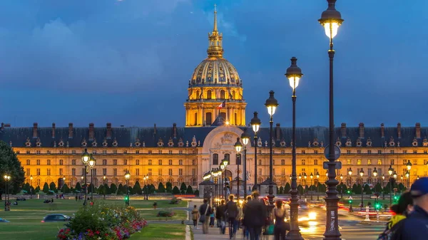 Les Invalides昼から夜への移行時間はパリ フランスで経過します 照明をオンにして 道路上の街路灯と交通 — ストック写真