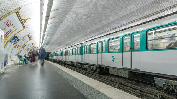 Zeitraffer Auf Den Bahnsteigen Der Pariser Bahn Züge Kommen Und — Stockfoto