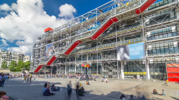 Paris, Fransa 'daki Georges Pompidou Zaman Hızı Merkezi' nin cephesi. Georges Pompidou Merkezi dünyanın en ünlü modern sanat müzelerinden biridir..