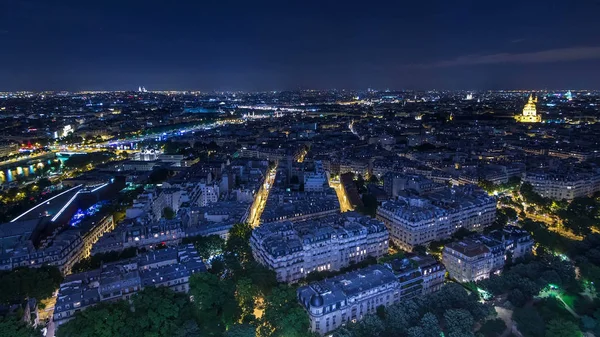 Paris City ve Seine nehrinin Eiffel Kulesi gözlem güvertesinin tepesinde çekilmiş gece görüntüsü. Akşam aydınlatması.