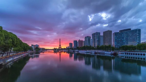 Torre Eiffel Nascer Sol Timelapse Com Barcos Rio Sena Paris — Fotografia de Stock