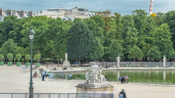 Persone Che Rilassano Alla Fontana Nel Parco All Aperto Tuileries — Foto Stock