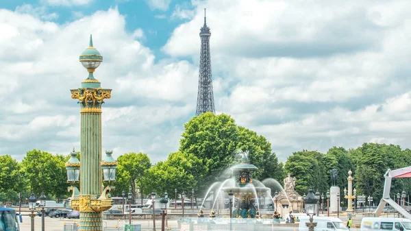 コンコルド広場のコンコルド広場にあるフォンテーヌ コンコルド広場は フランスのパリにあります 道路上のトラフィックと背景にエッフェル塔 夏の日の青空 — ストック写真