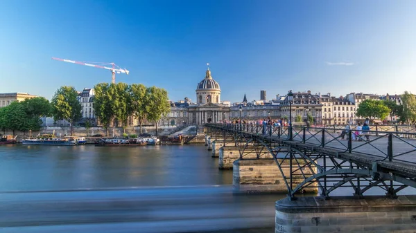 人们走在塞纳河上的艺术桥上 在日落时分 随着蓝天 随着时间的流逝 滑落在法国的研究所 法国巴黎 — 图库照片