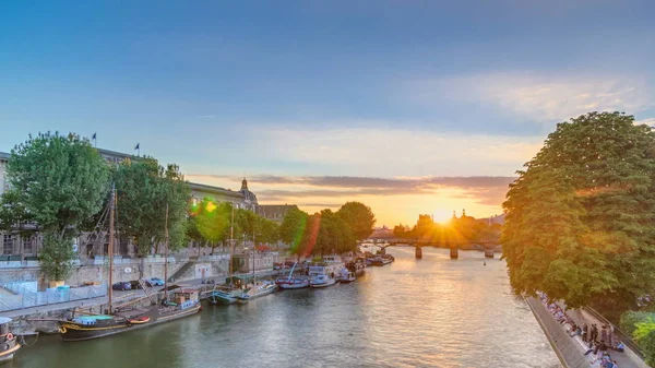 フランスからの夕刻を撮影でパリの Pont Des Arts に表示します ヴェール ギャランの広場に近いセーヌ川の船します — ストック写真