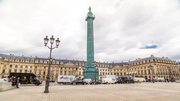 Vendome柱上有拿破仑 波拿巴的雕像 位于Vendome时间飞逝的地方 法国巴黎 夏日多云的天空和路上的车辆 — 图库照片