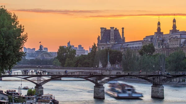 查看在巴黎杜邦 Des 艺术展上在日落过程从新桥 船在塞纳河在垂直戈蓝广场附近 — 图库照片