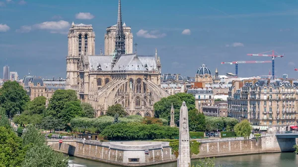 Paris Panorama Cite Adası ve Katedrali Notre Dame de Paris arka plan timelapse Arap Dünya Enstitüsü gözlem güverte üzerinde. Üstten görünüm. Yeşil ağaçlar, Seine Nehri, yaz günü bulutlu gökyüzü mavi. Fransa.