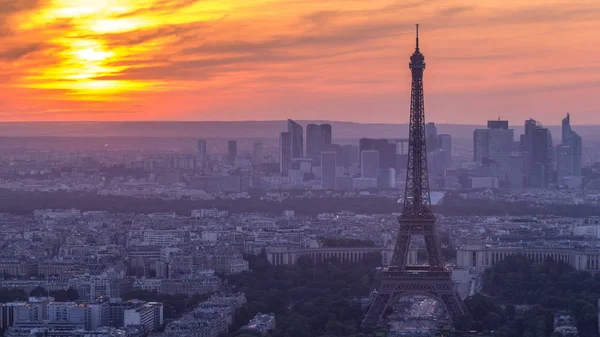 日没時のパリのパノラマ フランスのモンパルナスの建物の展望台からエッフェル塔の景色 夏の日のカラフルな空 — ストック写真