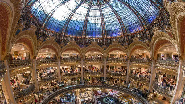 パリのトップ タイムラプスからギャラリー ラファイエットのインテリア デパートでショッピングを行います ジョルジュ Chedanne 建築家設計 1912 年にアール ヌーボー様式のガラスとスチールのドームを終わった店 — ストック写真