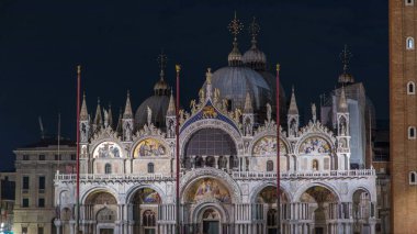 Basilica San Marco gece timelapse. Bu katedral kilise, Roma Katolik Başpiskopos Venedik. Piazza San Marco adlı yatıyor. Turistler önünde yürüyüş. İlk St Mark'ın 828 içinde inşa edilmiştir. Venedik, İtalya