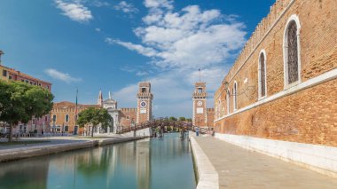 Giriş Arsenale timelapse hyperlapse, Venedik, Veneto, Itlay ve Campo de l'Arsenale kanal ve Ponte de l'Arsenal o del Paradiso güneşli bir kaç turist