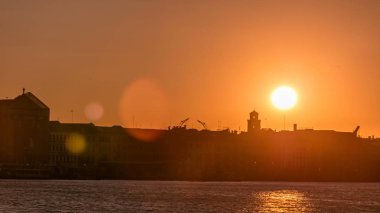 San Marco Meydanı timelapse üzerinde güzel gündoğumu büyük kanal içinde. Santa Maria della Salute, Venedik, İtalya, kilise, Avrupa Birliği'nden görüntüleyin. Ünlü tarihsel miras. Su yansıması