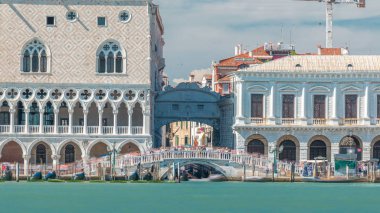 Deniz Manzaralı taş köprü Ponte della Paglia San Giorgio Maggiore timelapse. Köprü her zaman Sighs köprü en iyi görünümü ile turistler tarafından çevrili