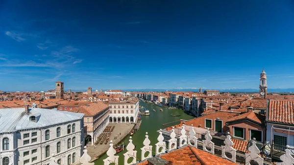곤돌라에 보트를 관광객의 베네치아 건축의 걸작에 베니스 Timelapse의 운하에 평면도 — 스톡 사진