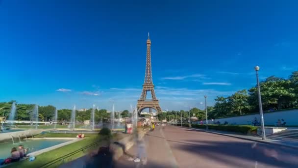 Zonsondergang uitzicht op Eiffeltoren timelapse hyperlapse met fontein in Jardins du Trocadero in Parijs, Frankrijk. — Stockvideo