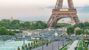 Jardins du Trocadero Paris, Fransa'da çeşme ile gece timelapse için Eyfel Kulesi günün akşam görünümü.