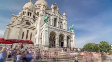 Paris 'in Kutsal Yüreği Bazilikası yakınlarındaki turistler, Roma Katolik Kilisesi' nin hızlandırılmış zamanıdır. Montmartre Bulvarı 'nın zirvesinde. Paris, Fransa.