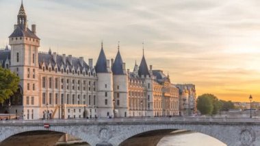 River Seine ve Conciergerie timelapse Paris, Fransa, tekneler ve Pont Neuf ile üzerinde dramatik gün batımı. Renkli seyahat arka plan. Romantik cityscape.