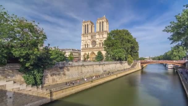 Frente fachada da catedral de Notre Dame de Paris, com praça cheia de pessoas na frente hiperlapso timelapse — Vídeo de Stock