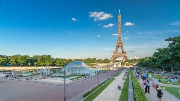 Вид на Эйфелеву башню с фонтаном в саду Трокадеро в Париже, Франция. — стоковое видео