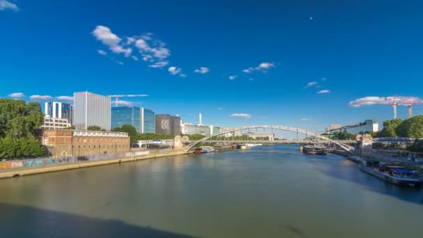 Az Austerlitz viadukt Párizsban timelapse hyperlapse, a part a folyó Szajna egy metró vonat halad — Stock videók