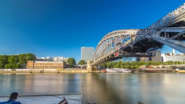 El viaducto de Austerlitz en París hiperlapso del timelapse, visto desde la orilla del río Sena con un metro que pasa — Vídeos de Stock